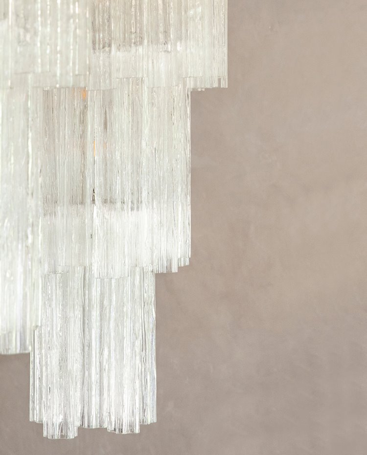Detalle luminaria suspendida de comedor en cristal