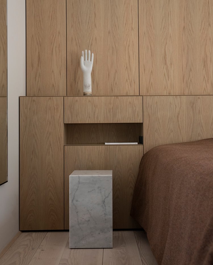 Hueco mueble cabecerode madera, estructura de mármol a modo de mesilla de noche