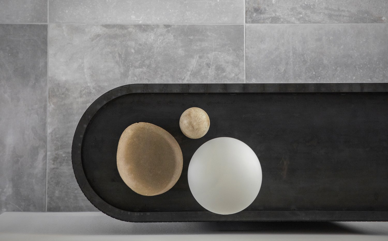 Vista cenital de mueble aparador con detalles sobre encimera de madera
