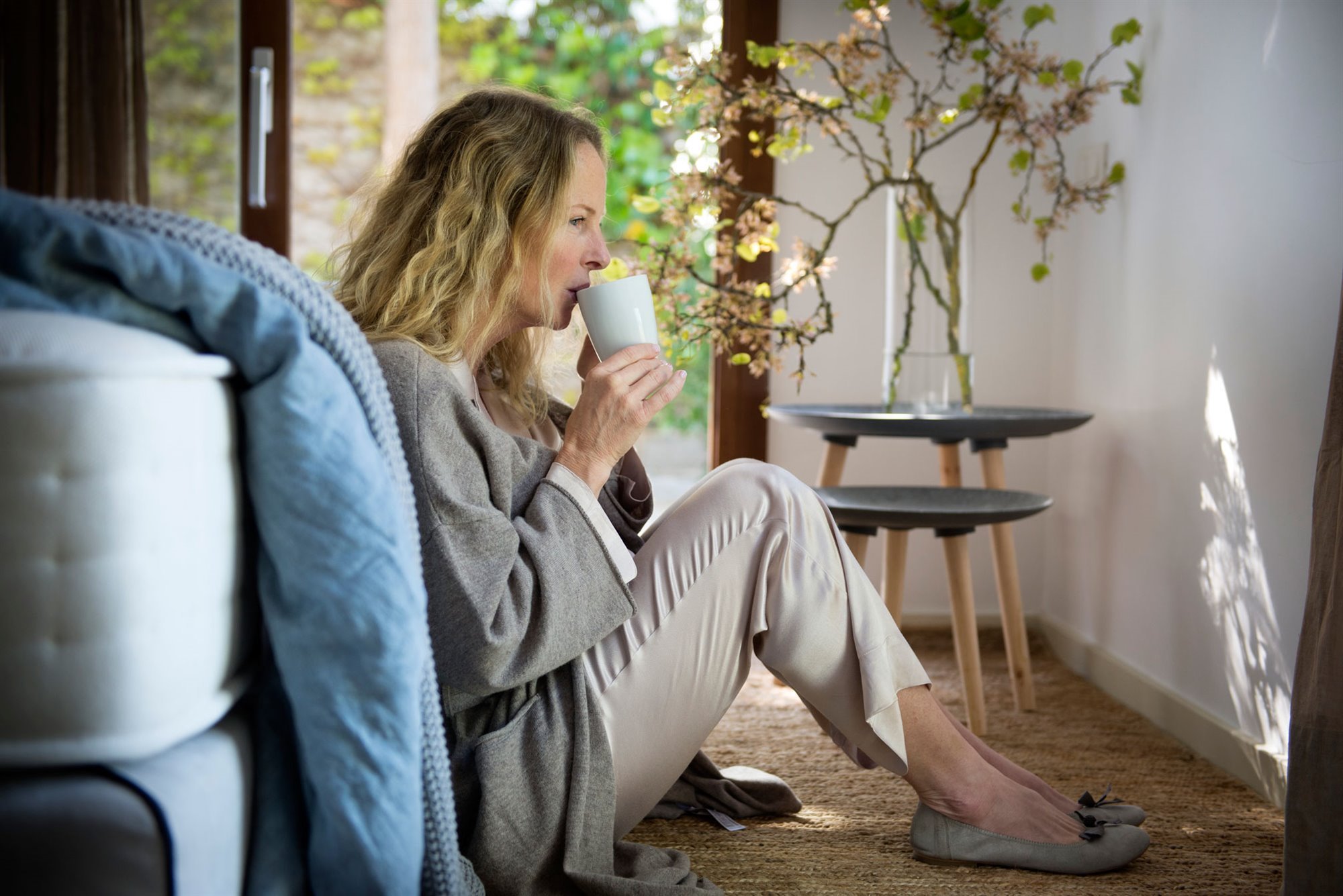 Mujer tomando café_15834hpr 46057a51e33e4e7