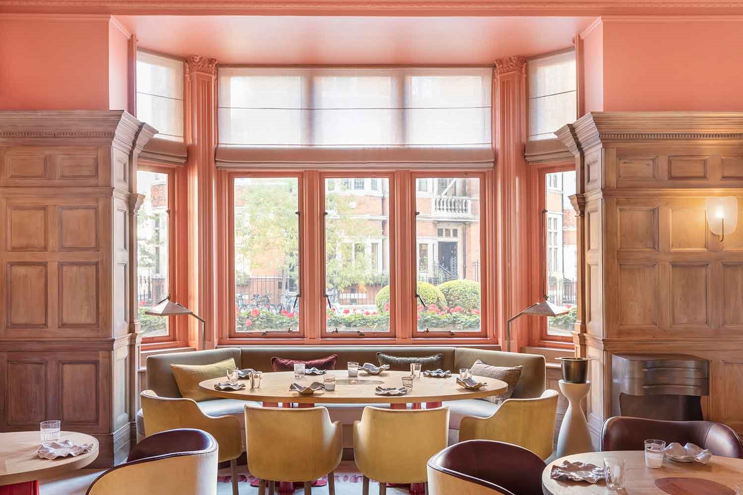 comedor-The-Connaught-con-vistas-a-los-jardines-de-Londres