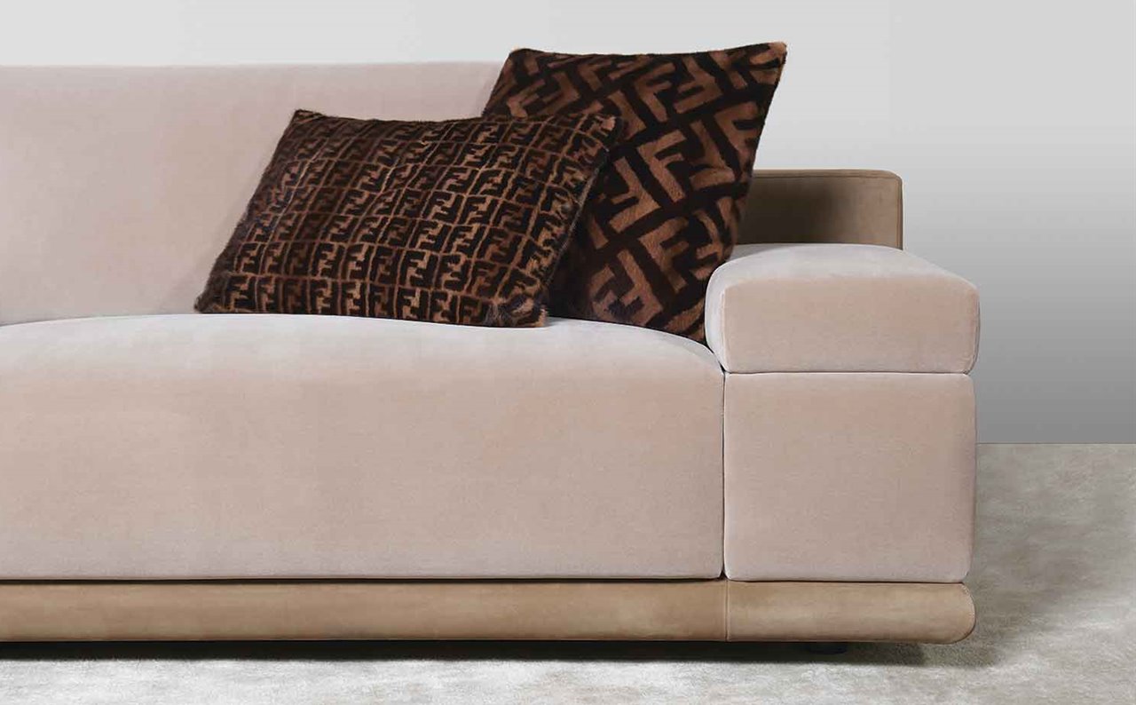 Detalle del sofá Constantin, con cojines decorados con el logotipo que diseñó Karl Lagerfeld para la firma. 