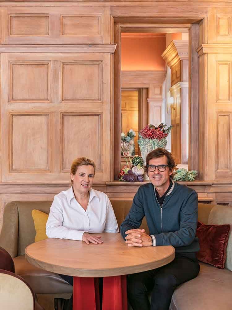 El-diseñador-de-interiores-Pierre-Yovanovitch-y-la-chef-estrellas-Michelin-Helene-Darroze-en-el-restaurante-The-Connaught-