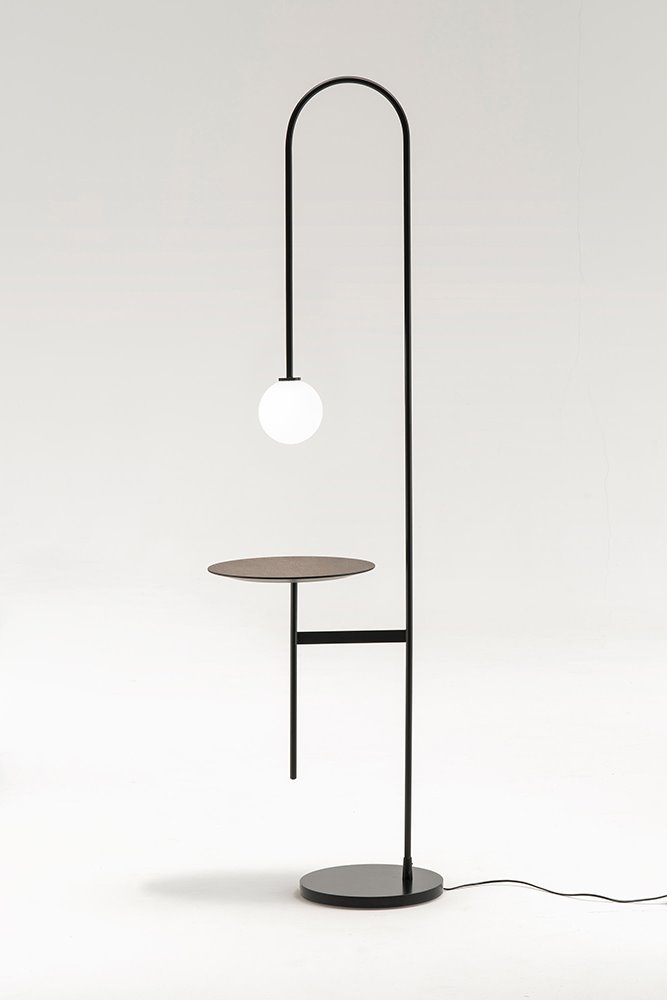 Light with a Table presenta una silueta esbelta y gráfica.