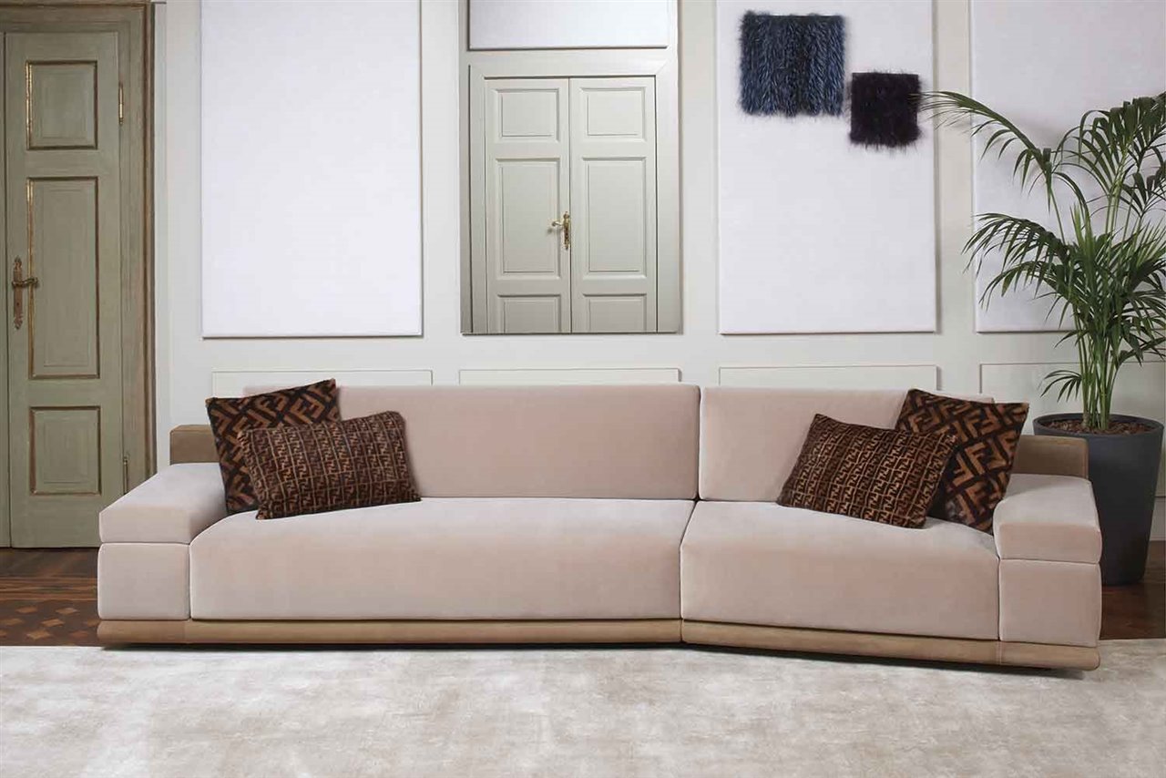El sofá Constantin, de Fendi Casa, acentúa la asimetría de los módulos y refleja lujosos contrastes y sugerencias entre la tapicería de piel, un suntuoso terciopelo de algodón y cojines con su icónico logo. 