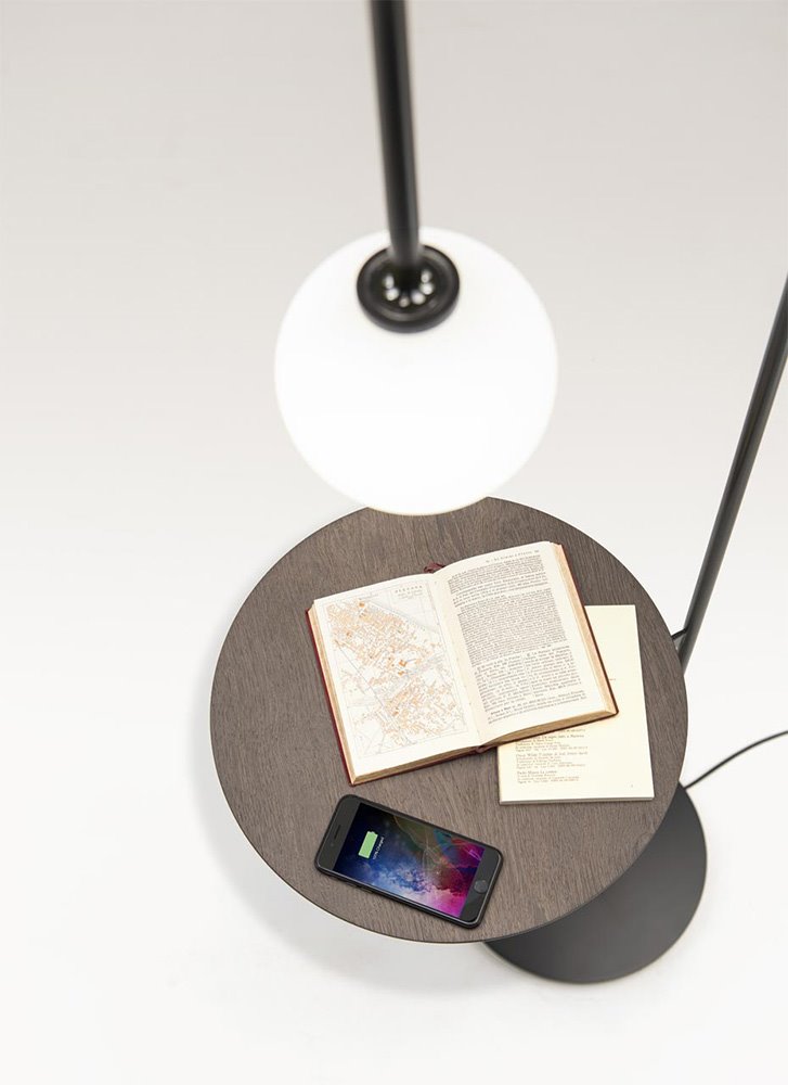 Su tecnología inalámbrica permite encender la lámpara sin interruptor, y utilizar la mesa como estación de carga para dispositivos móviles.