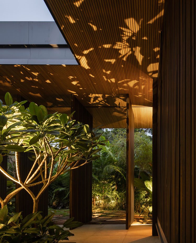 Detalle iluminación nocturna vivienda y el juego de sombras reflejadas en el techo