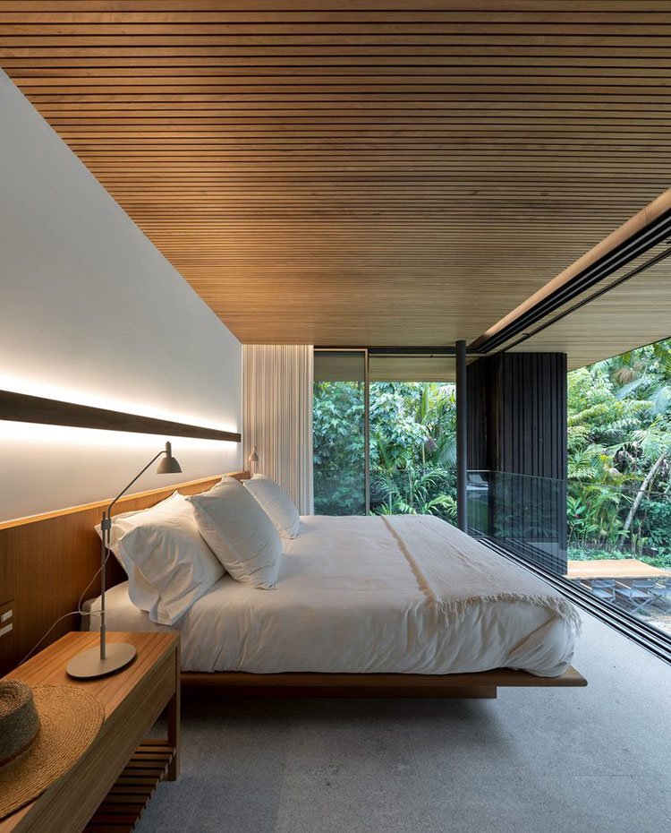 Dormitorio con mueble de madera y cubierta alistonada