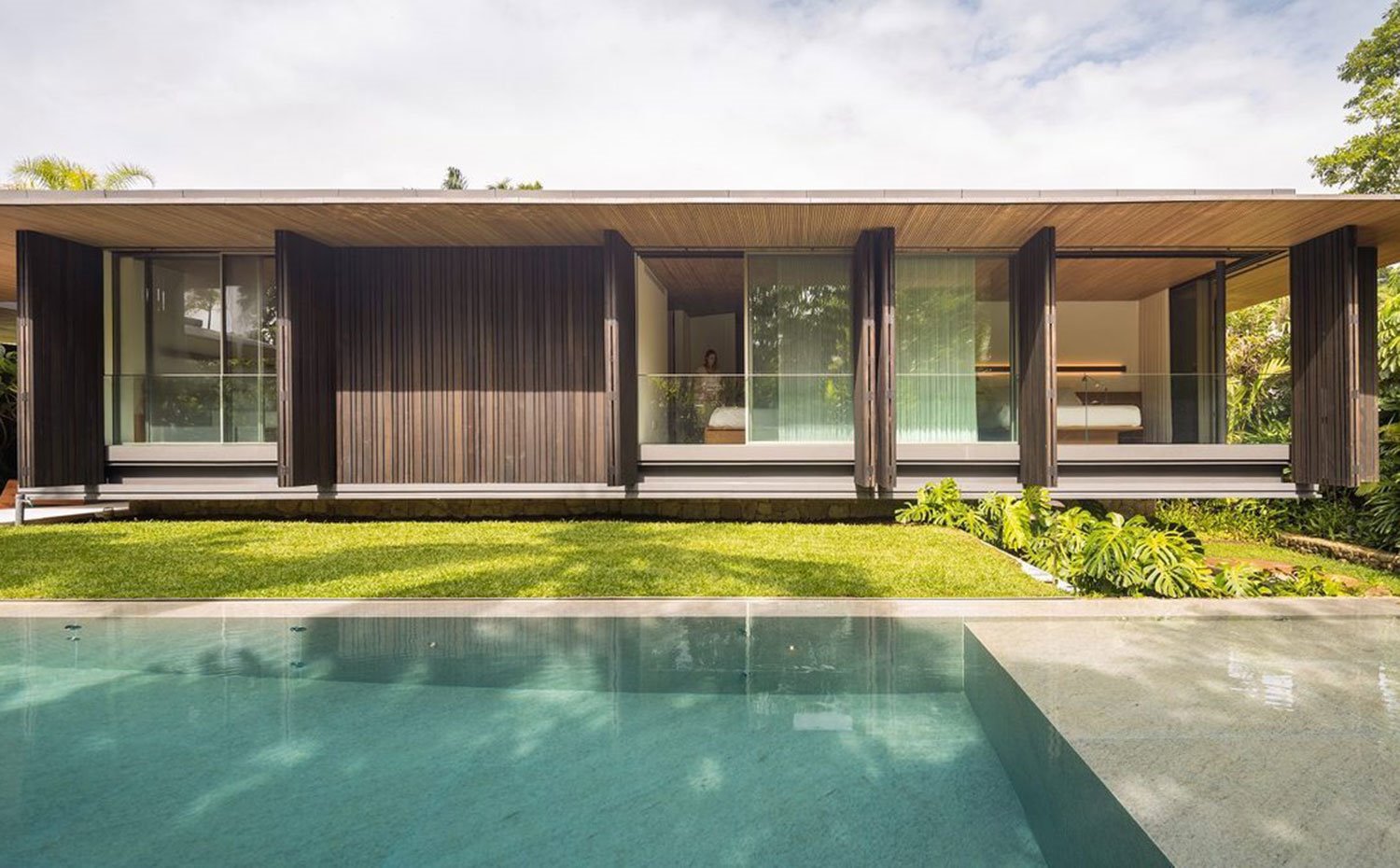 Exterior piscina con lateral de habitaciones