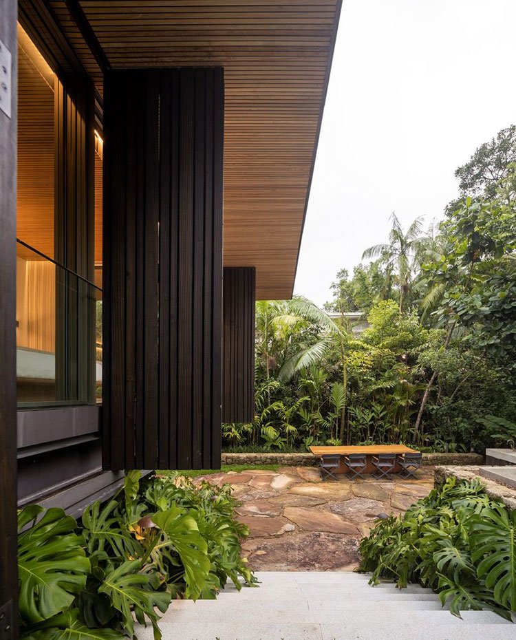Lateral de fachada con cerramiento de madera y barandilla de cristal