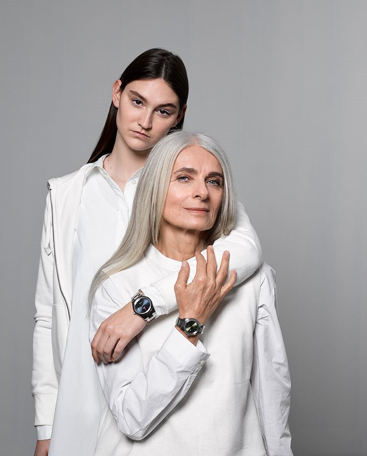 Dos de los nuevos modelos Rado Golden Horse automáticos, uno con esfera de color azul y brazalete con siete eslabones, y otro con esfera verde y brazalete con tres eslabones.