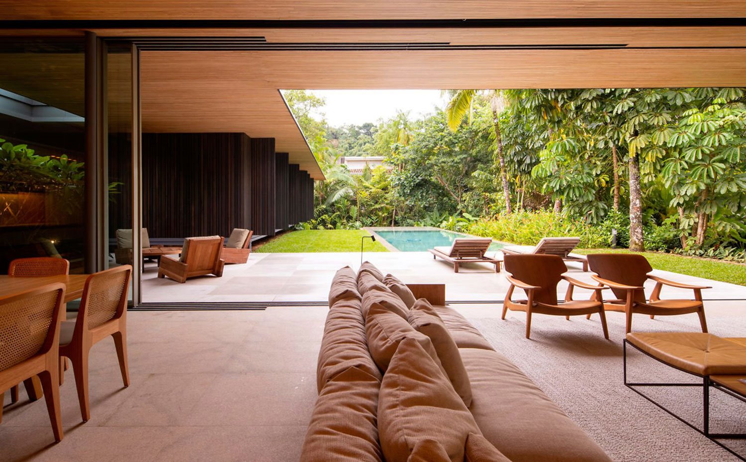 Salón y comedor comparten un mismo espacio abierto a la terraza y la piscina