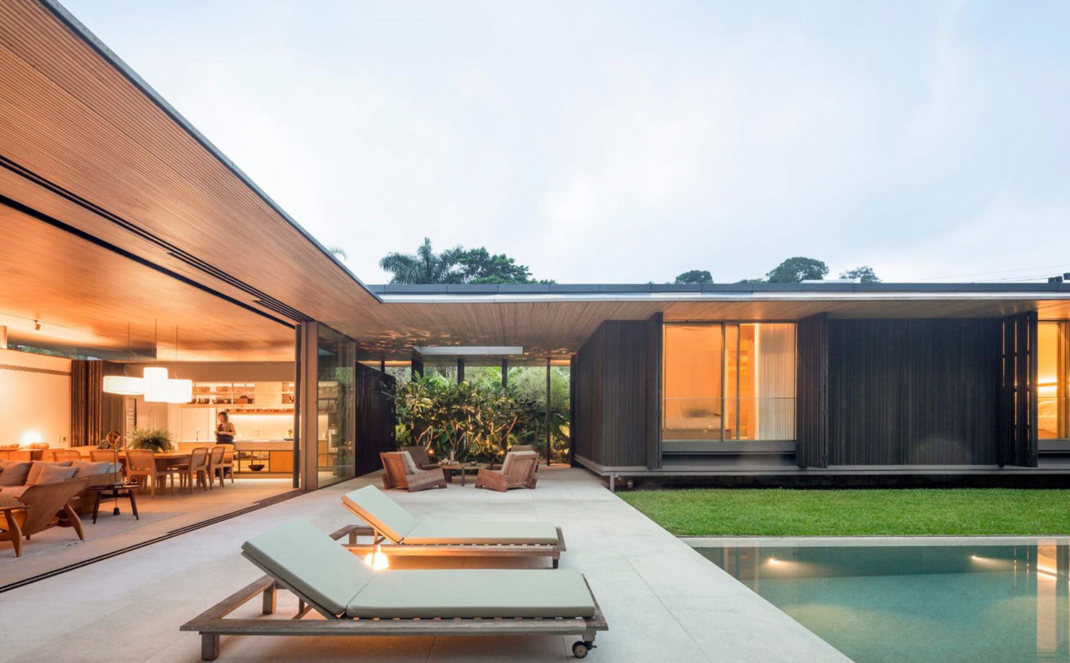 Vista exterior con los dos módulos de la casa en forma de L