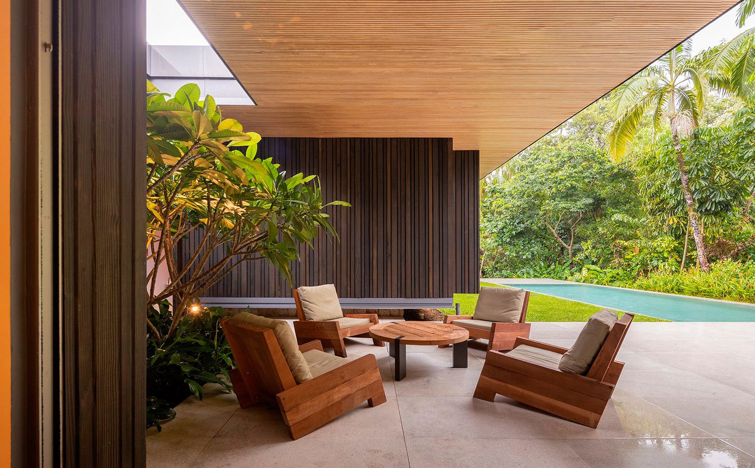 Zona de estar exterior junto a piscina