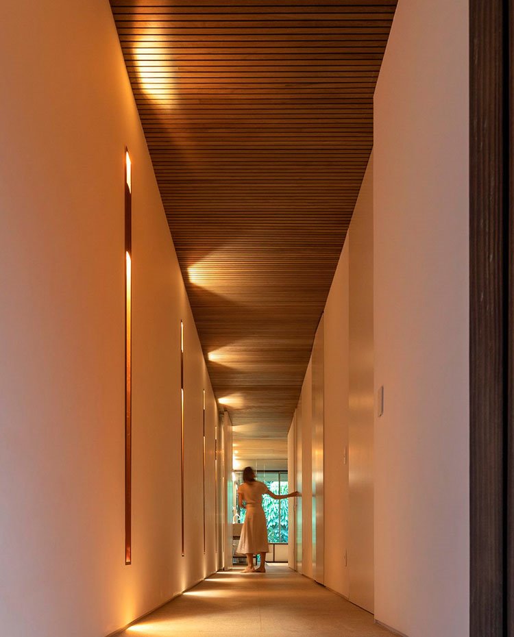 Zona de paso a dormitorios con detalle iluminación integrada e pared