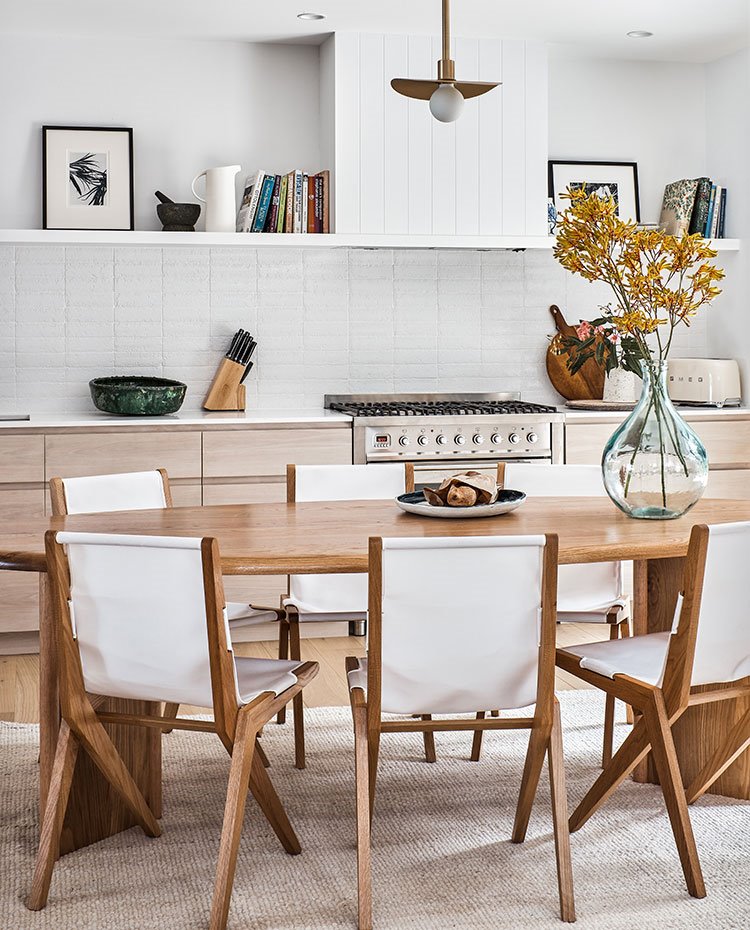 Cocina y mesa comedor, en madera con revestimiento en baldosas porcelánicas y balda en blanco