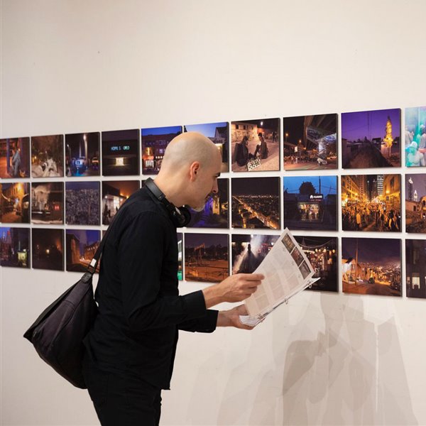 Esta exposición en Chicago se pregunta cómo se transforman las ciudades por la noche 