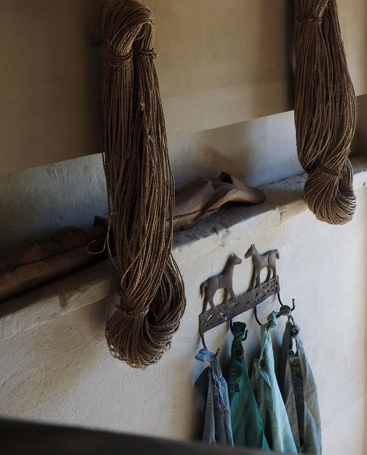 Detalle de colgador de hierro y hilos naturales