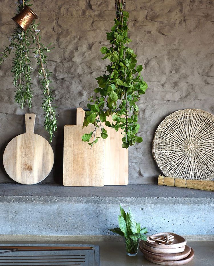 Detalle tablas de cortar y salvamanteles frente a revestimiento pared