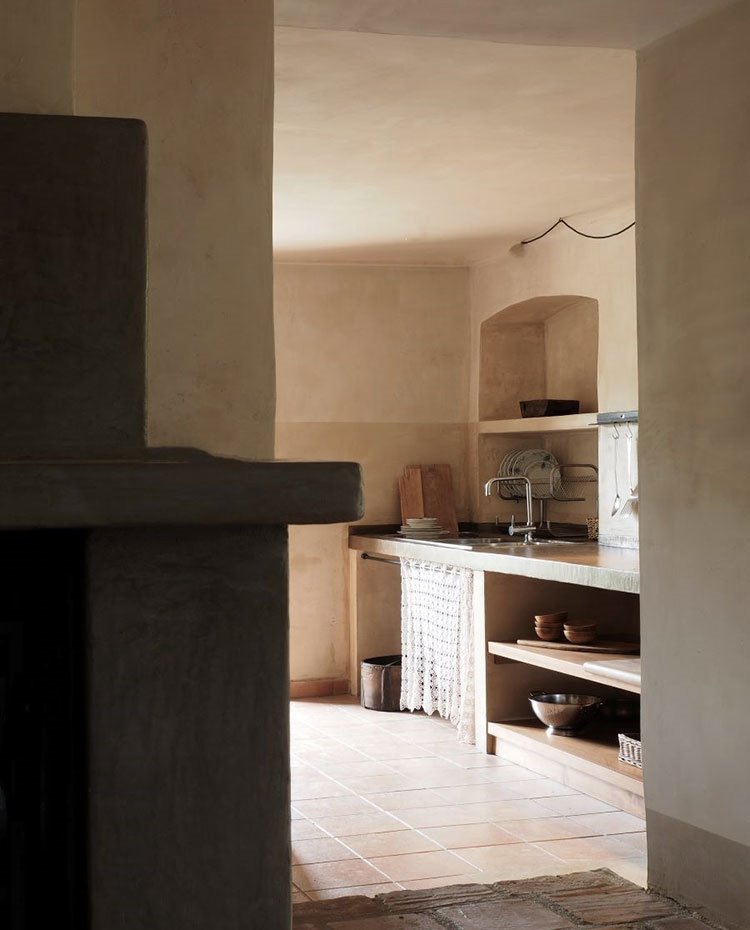 Frente de trabajo de cocina con estructura de obra y madera