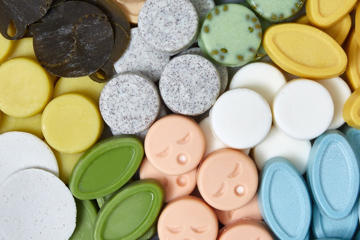 La firma de cosmética Lush ha comenzado a suprimir los envases en la mayoría de sus productos.