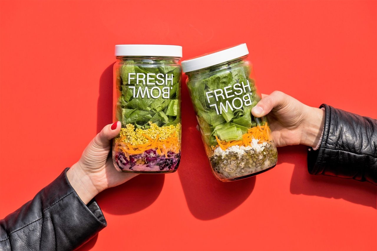 Los Fresh Bowls se venden en máquinas expendedoras en Nueva York con una presentación en envases de cristal.