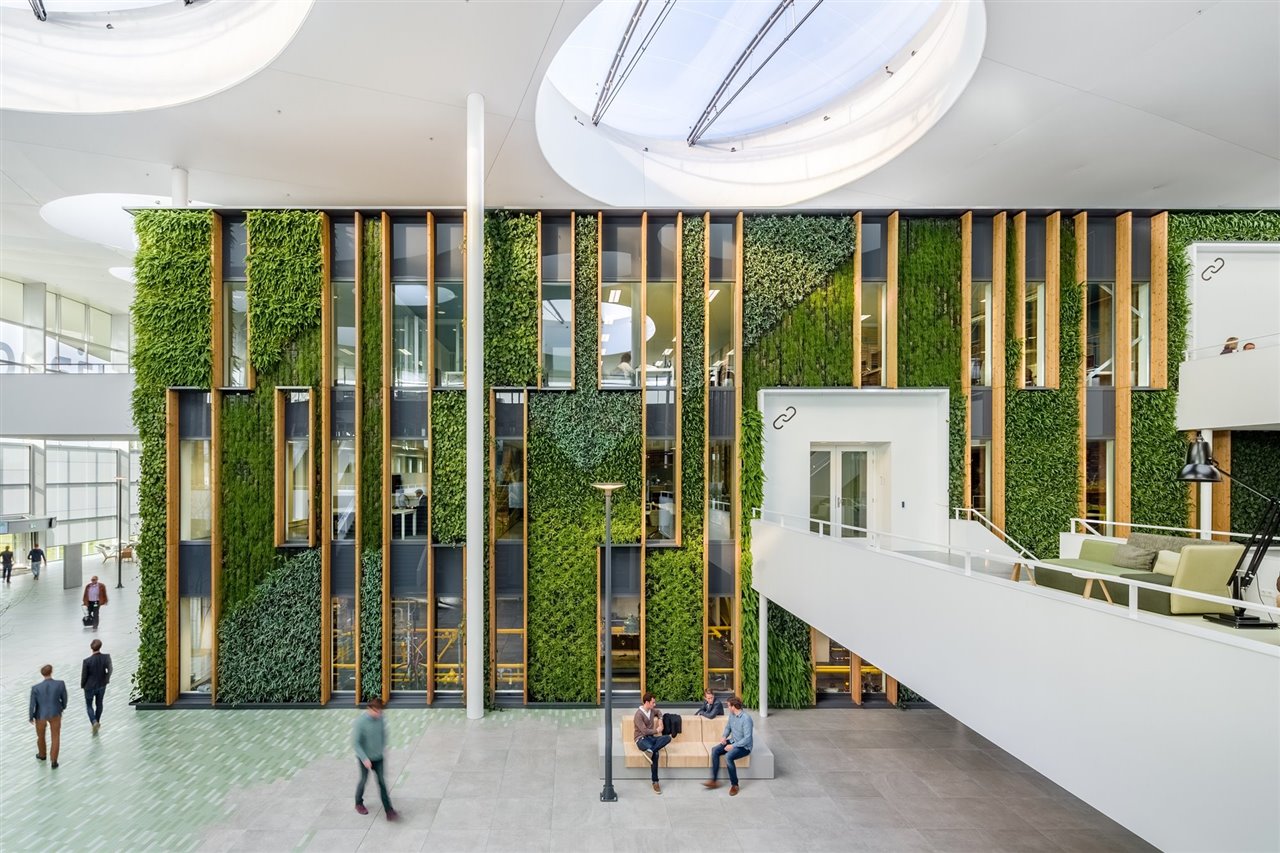 Oficinas con pared vegetal en Duiven, Holanda, creadas por el estudio de arquitectura Fokkema & Partners