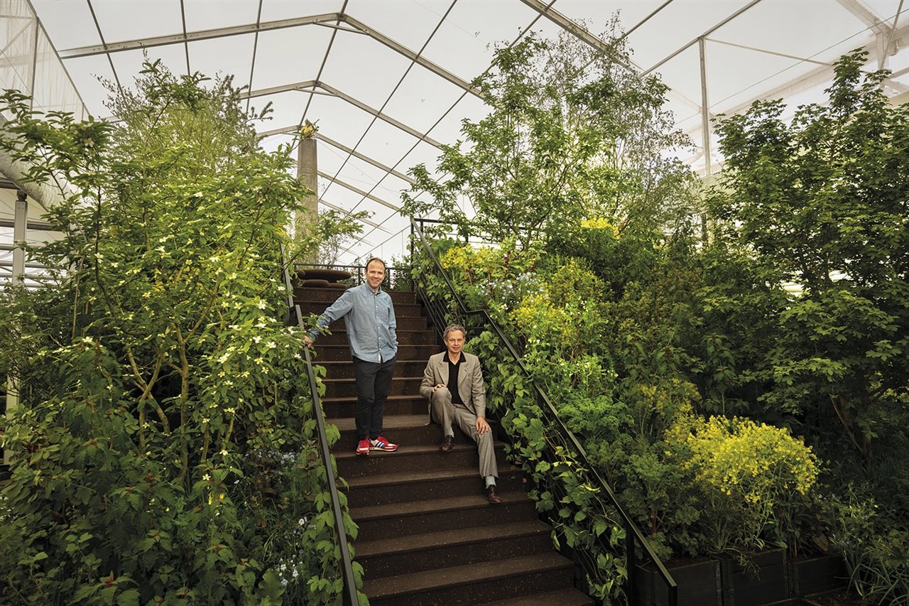 Tom Dixon (sentado) junto a James Futcher, Creative Leader de Ikea, en la instalación de la marca sueca en el Chelsea Flower Show 2019