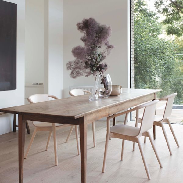Comedor con ventana al exterior y sillas y mesa de madera