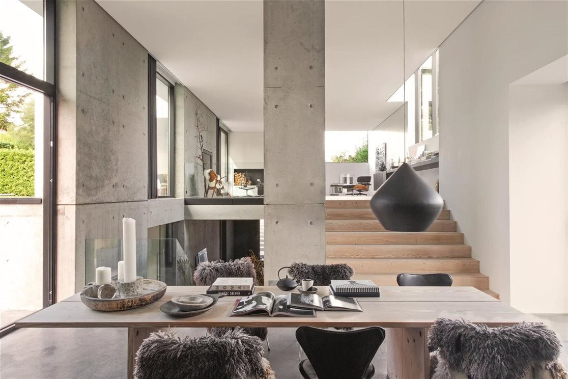 hyyge decoracion con sillas de Arne Jacobsen de Fritz Hansen