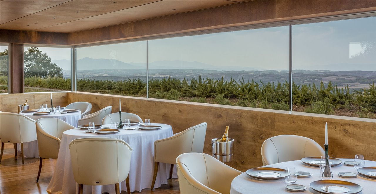 El bogavante al natural de Jordi Cruz, toda una experiencia culinaria a disfrutar en este salón de tonos claros y vistas privilegiadas. 