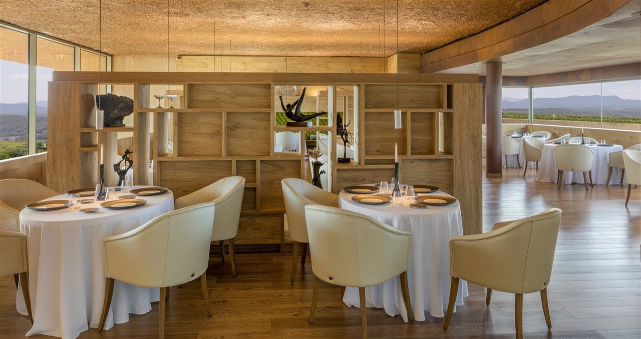 Para el comedor principal, se ha optado por un look clásico con guiños al arte contemporáneo. 