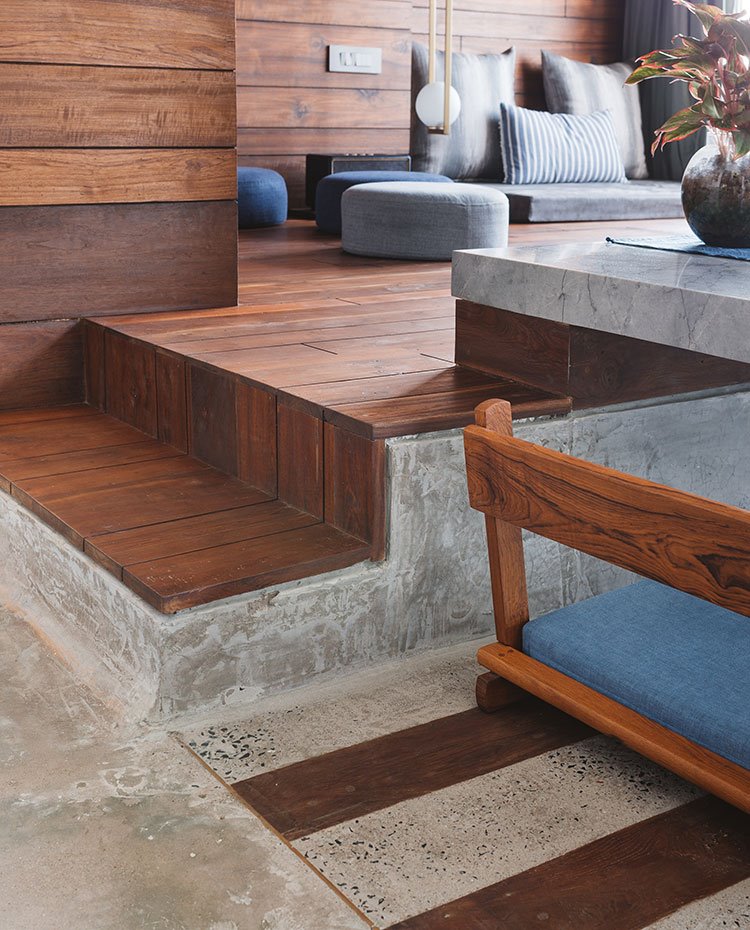 Detalle de escaleras y suelo en hormigón y madera
