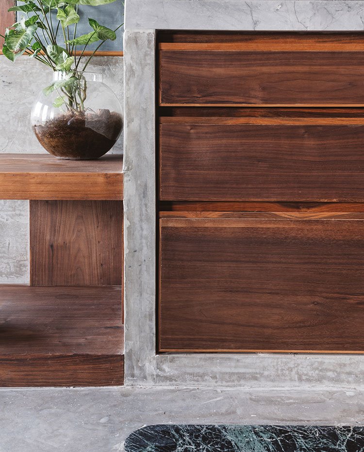 Estructura de cajones y baldas en madera y hormigón