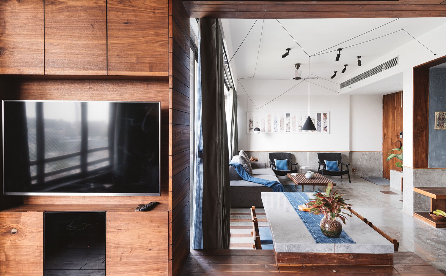 Estructura de madera con la televisión suspendida junto a la zona de comedor y salón
