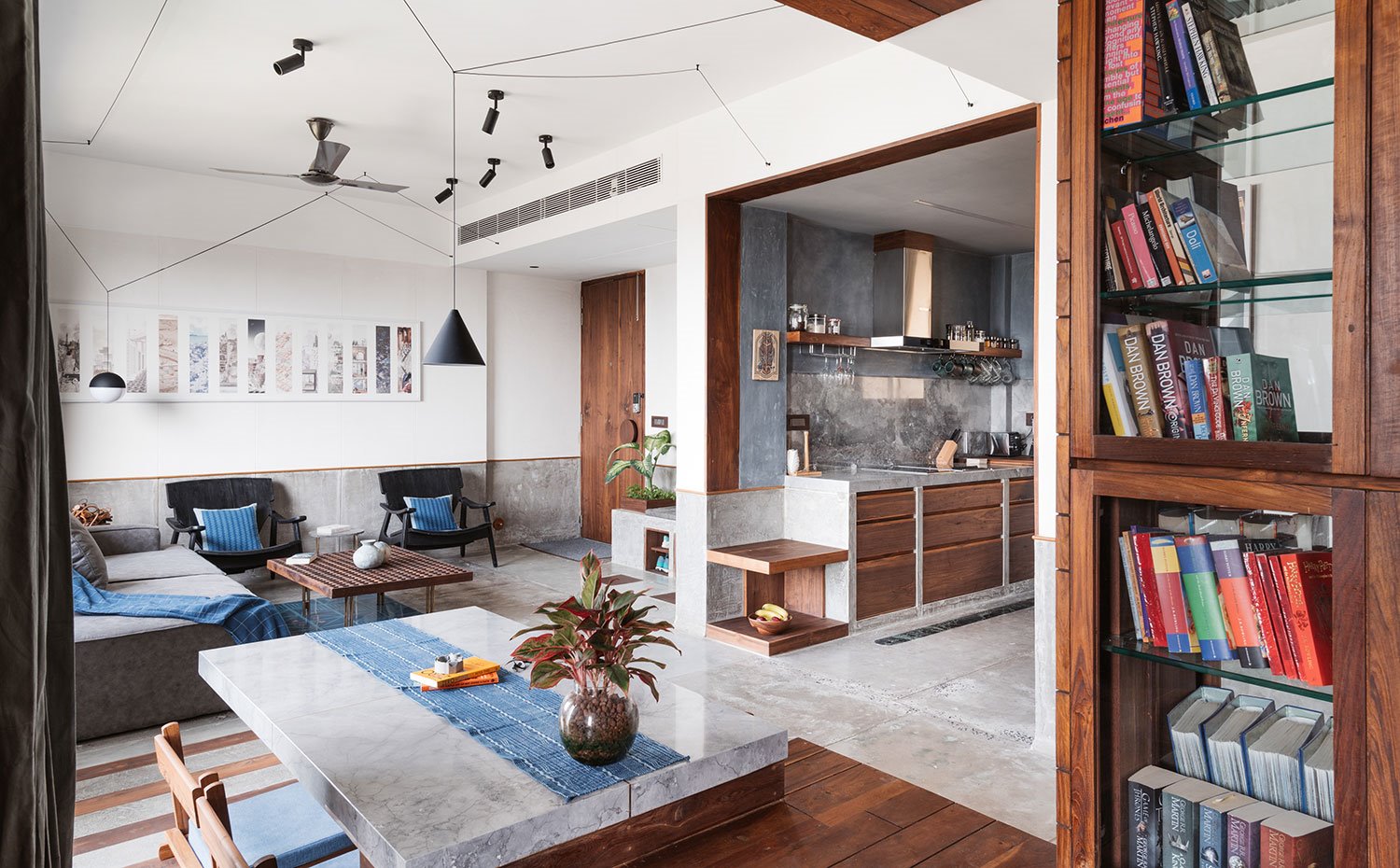 Salón, comedor y cocina abierta con librería en primer término
