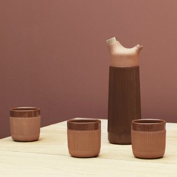 Tu mesa se merece lucir los vasos, platos y jarras de diseño de Normann Copenhagen