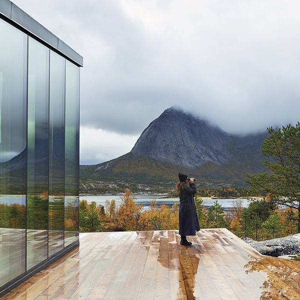 Un moderno refugio de cristal y madera en un fiordo noruego