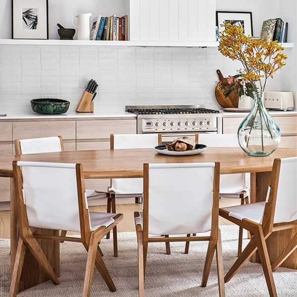 Cocina y mesa comedor, en madera con revestimiento en baldosas porcelánicas y balda en blanco