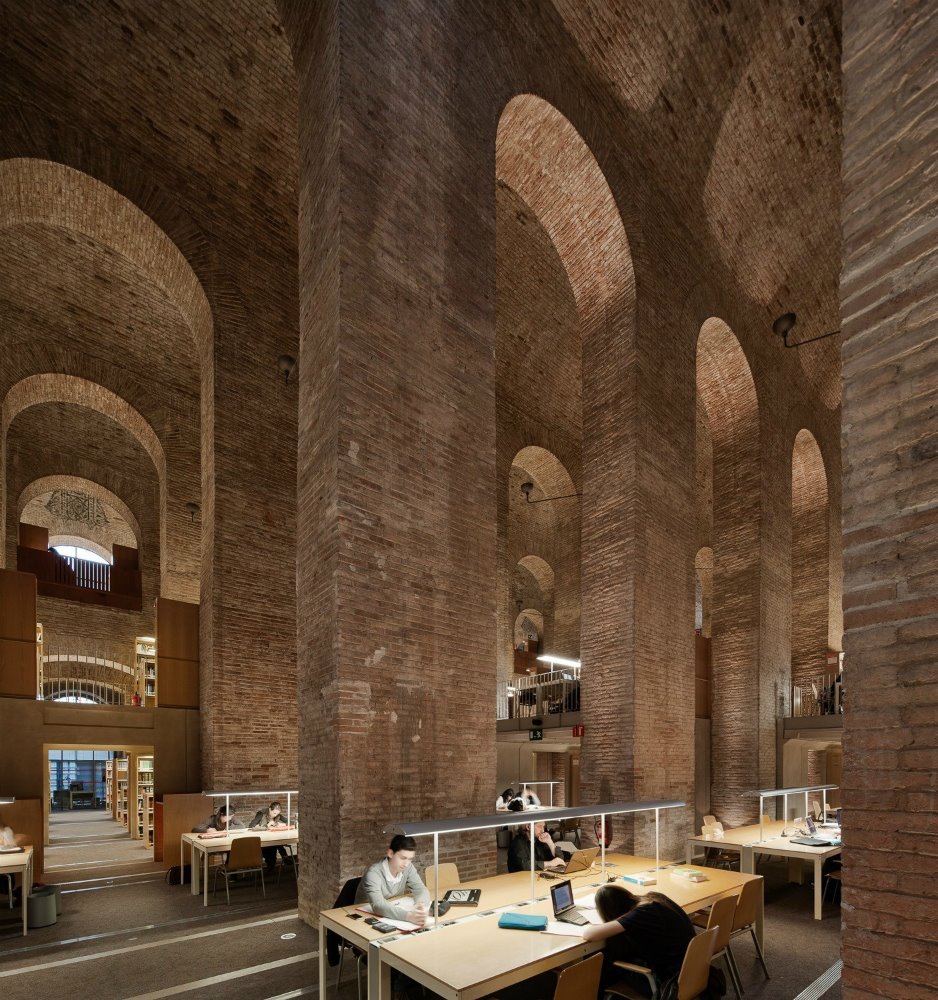 Depósito de las Aguas biblioteca de la Pompeu Fabra en Barcelona