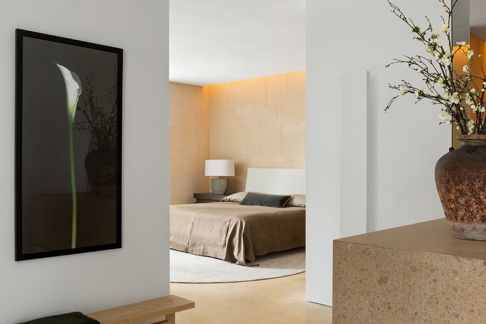 vista del dormitorio del loft de kanye west y kim kardashian diseñado por Claudio Silvestrin Architects.