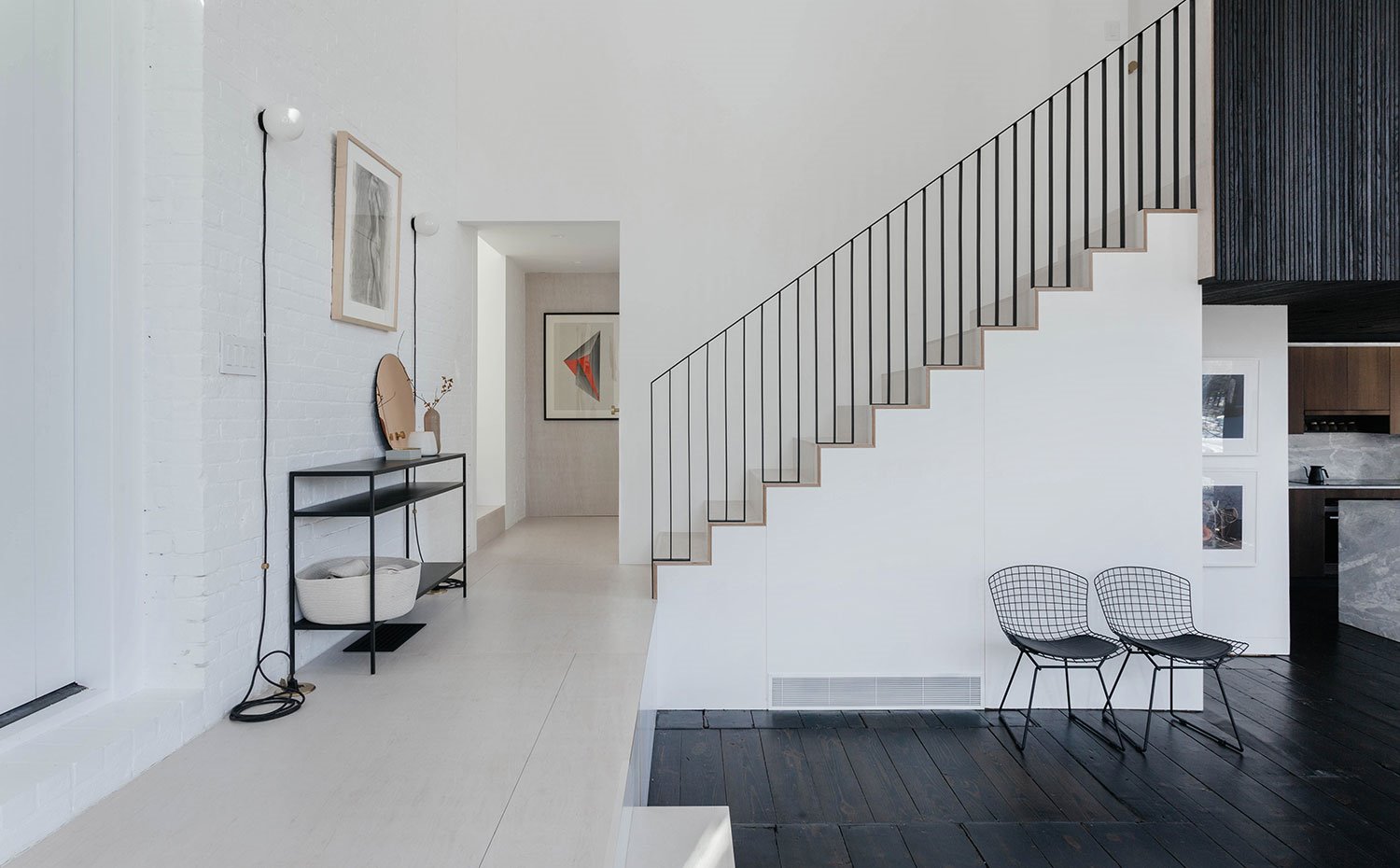 Escaleras-con-barandilla-de-acero-y-suelo-de-madera-pintada-en-blanco