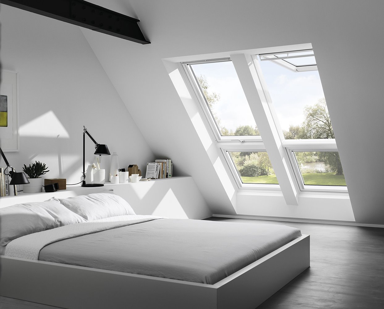La falta de luz natural se puede solucionar abriendo un hueco en la cubierta. En una ventana convencional, solo un 15% de la luz llega al suelo, mientras que una ventana de techo aprovecha el 100%.