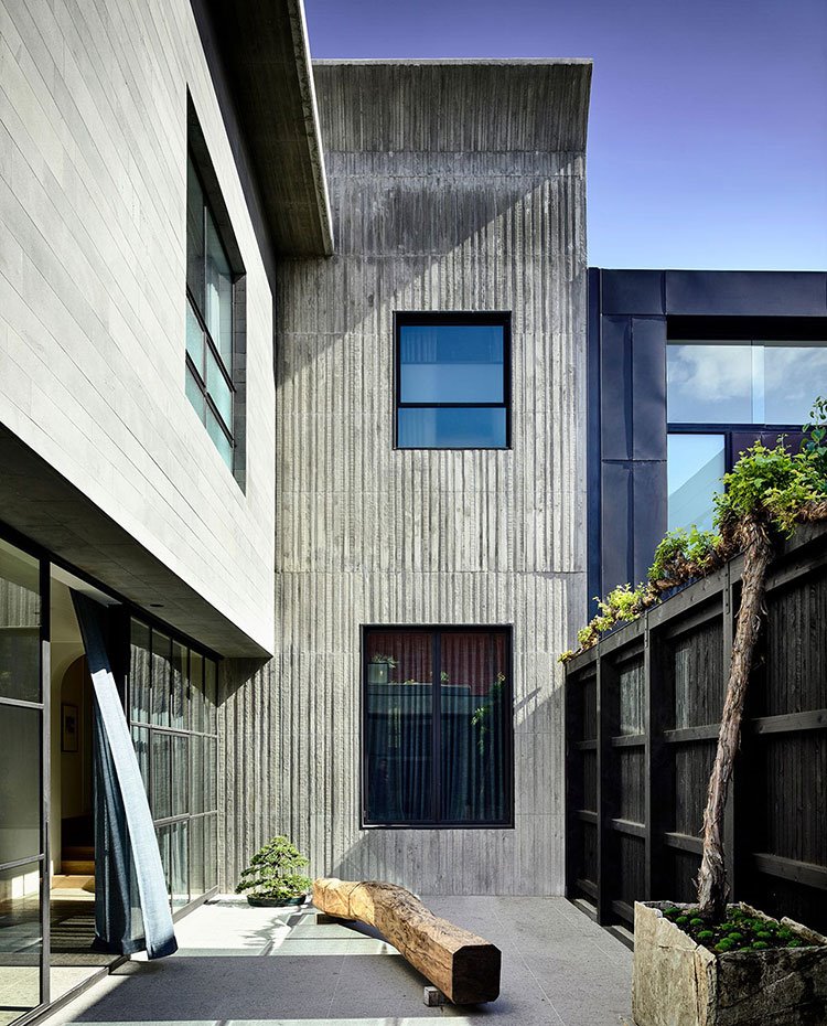 Fachada exterior en gris desde patio interior