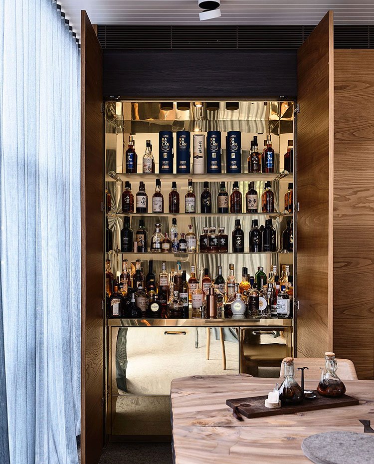 Interior mueble-bar junto a office, con revestimiento laminado en latón 