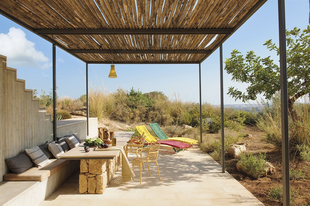 Porches, pérgolas y aleros orientados hacia el sur mantendrán la radiación solar a raya durante los meses de verano, pero no impedirán que el sol aporte su calor en invierno.