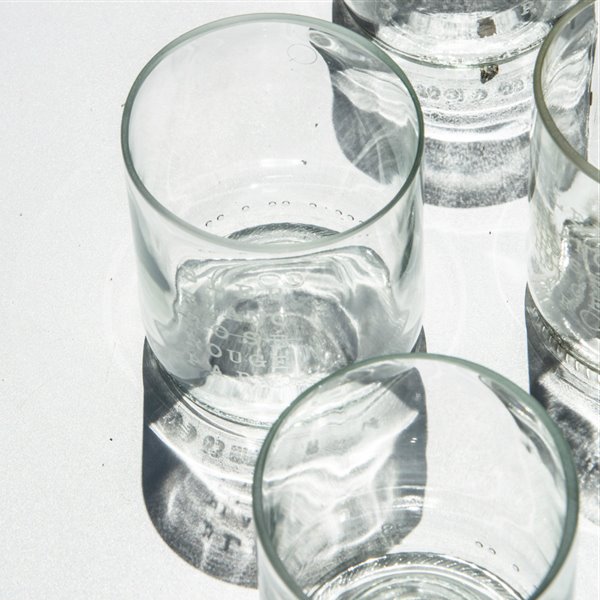 Q de Bouteilles transforma las botellas de vino que te bebes en bellos vasos, jarrones y velas
