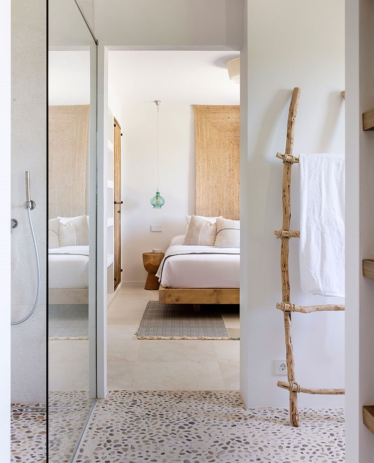 Dormitorio con baño, ducha con hoja de vidrio, toallero hecho de madera artesanal