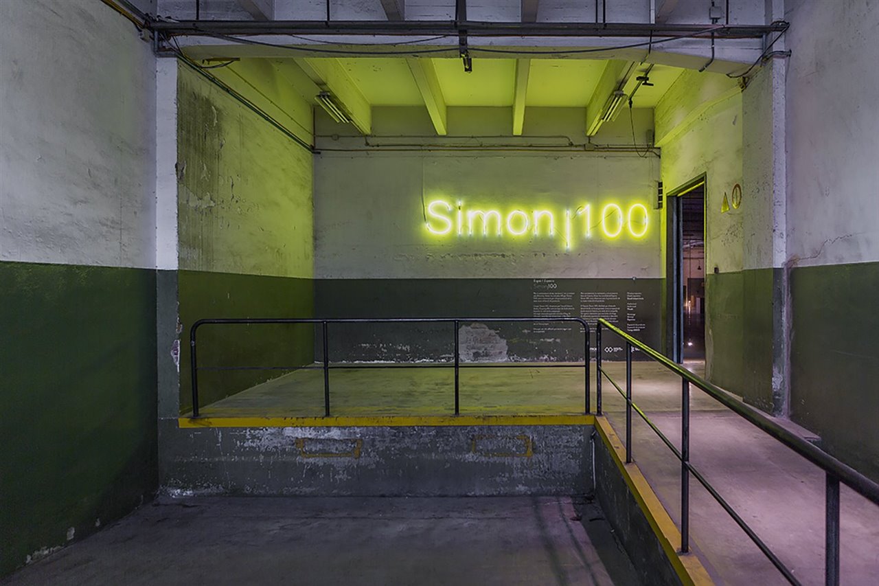 El Espacio Simon 100 es un revolucionario espacio inmersivo que reinventa el concepto de showroom de la marca. 