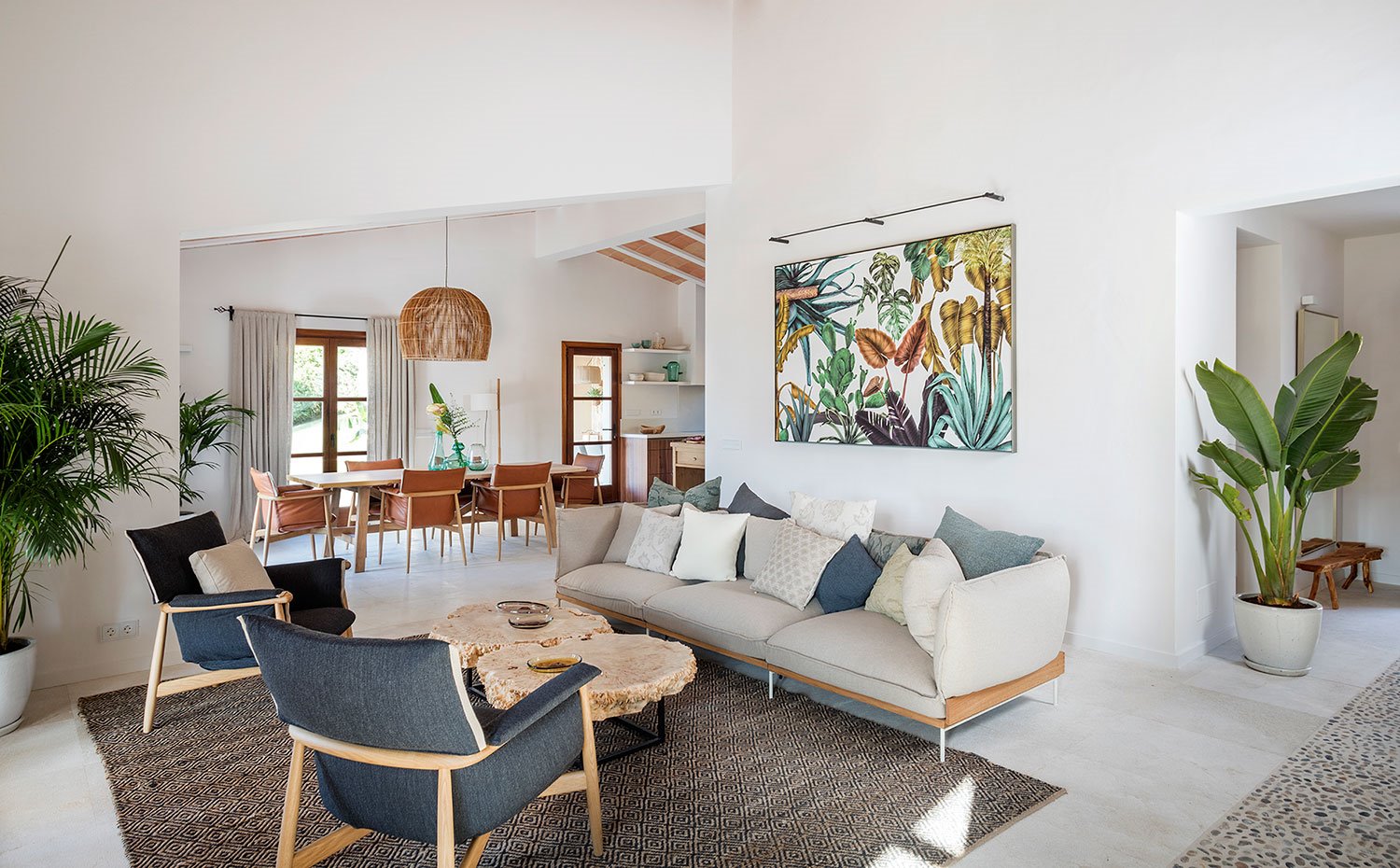 Salón conectado a comedor y cocina, todo en espacio diáfano pero separado en ambientes